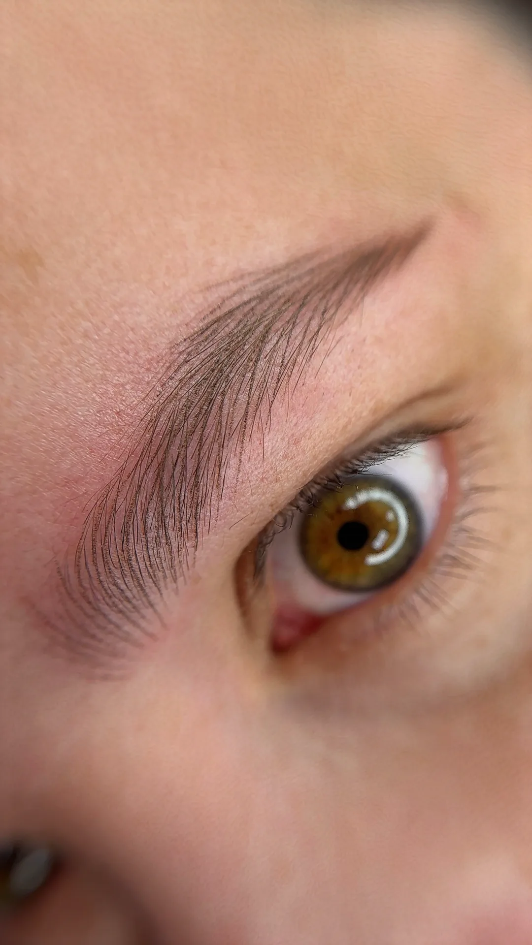 Brew w technice Éclat Brows™ - świeżo po zabiegu, zbliżenie z okiem